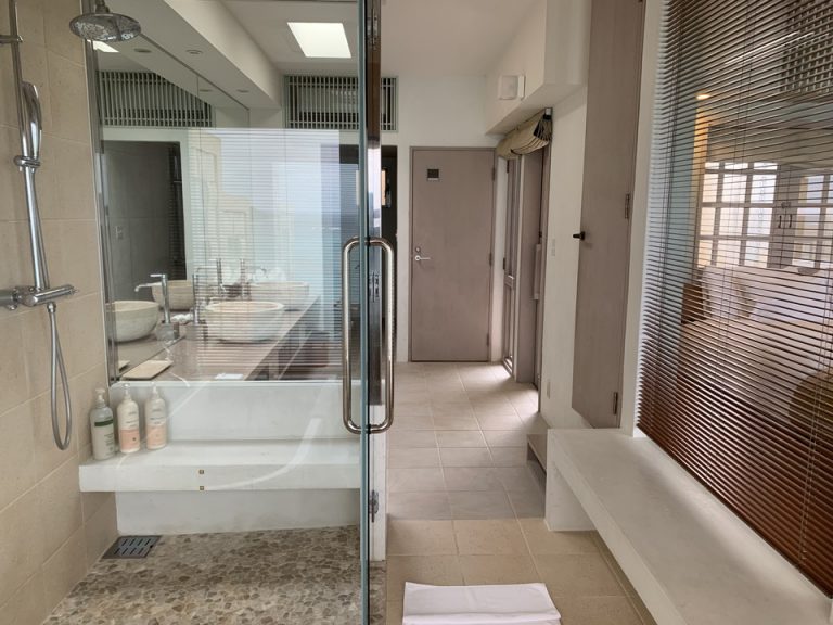 バスルーム内から入口