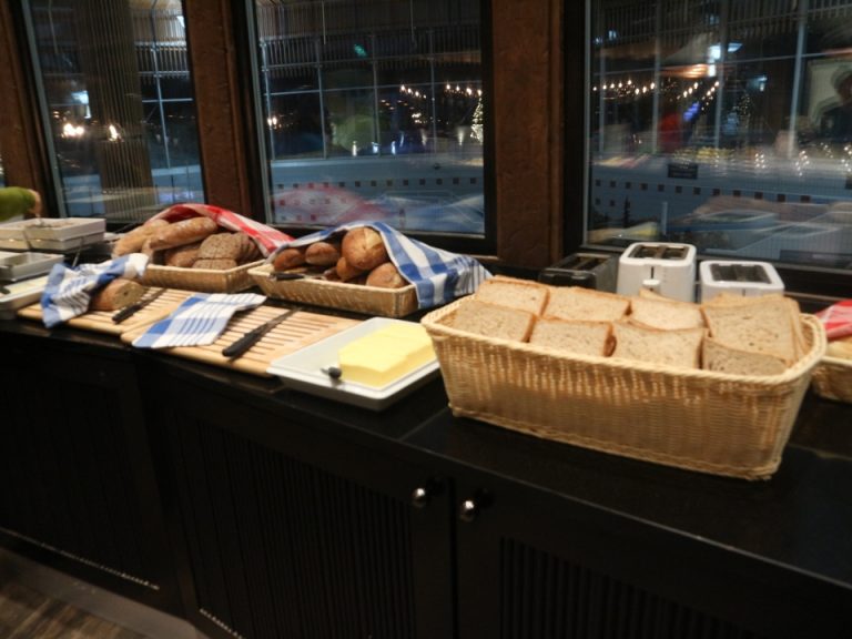 朝食ブュッフェ、パンコーナー