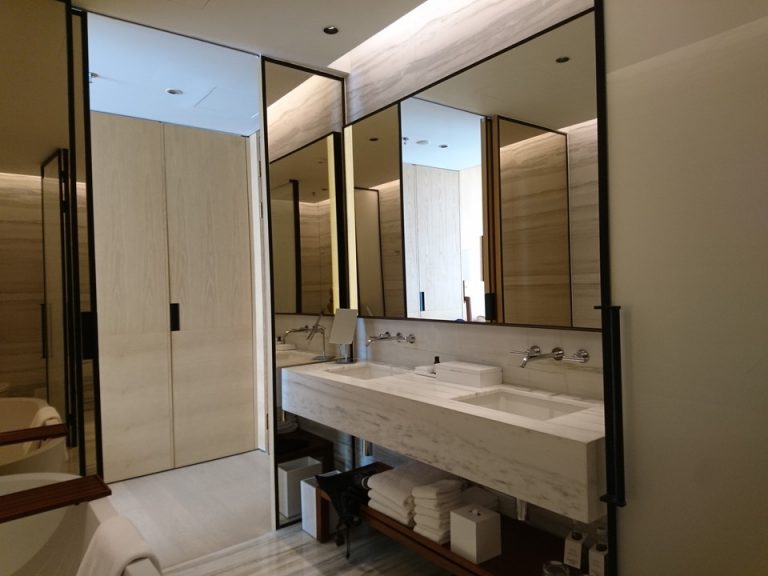 バスルーム内から入口(開けた状態)