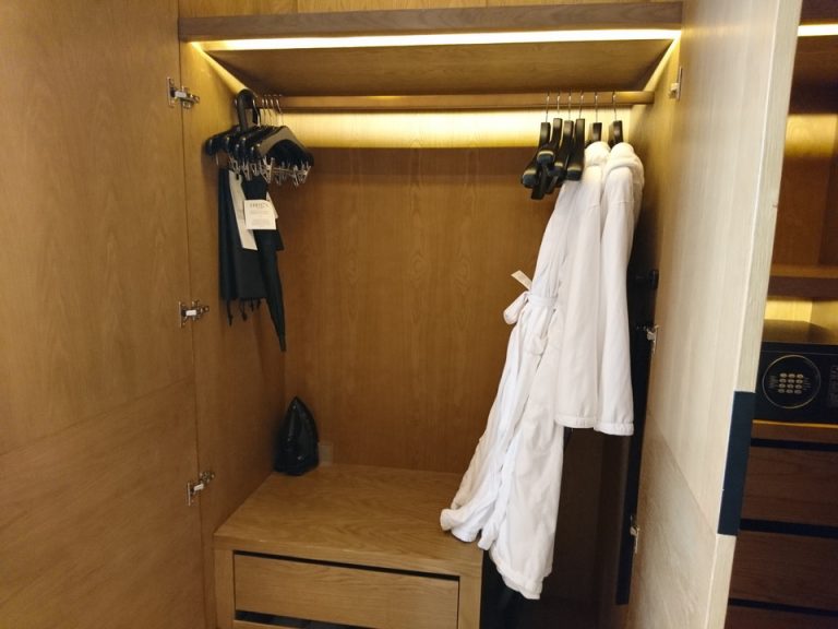 クローゼット左