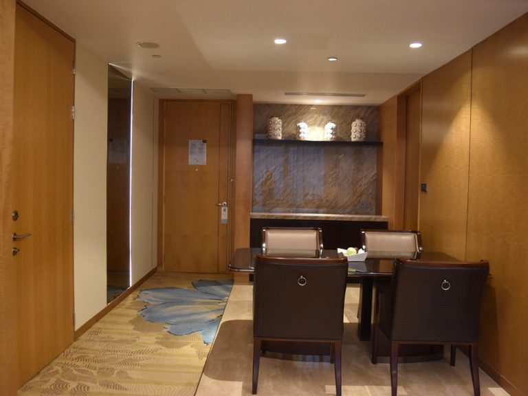 室内から入り口方向