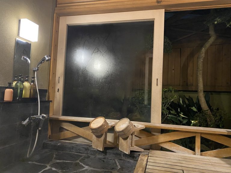 家族風呂浴槽から見た窓