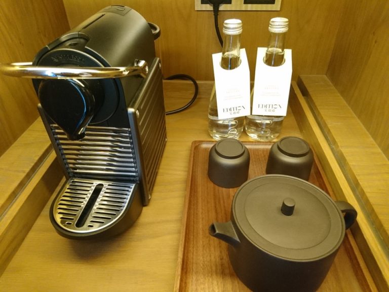 エスプレッソマシーン、エビアン(無料のミネラルウォーター)