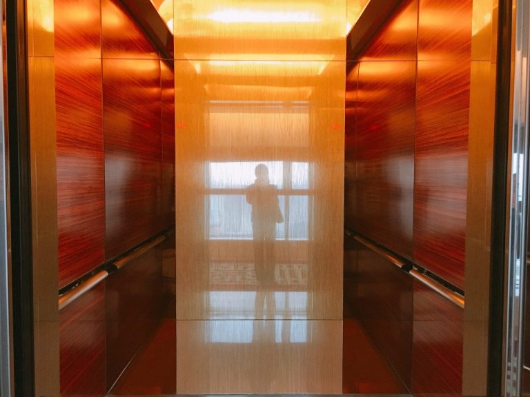 エレベーターの中