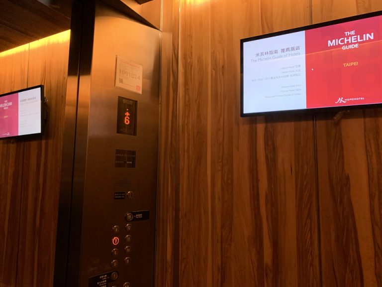 エレベータ_エレベーター内観