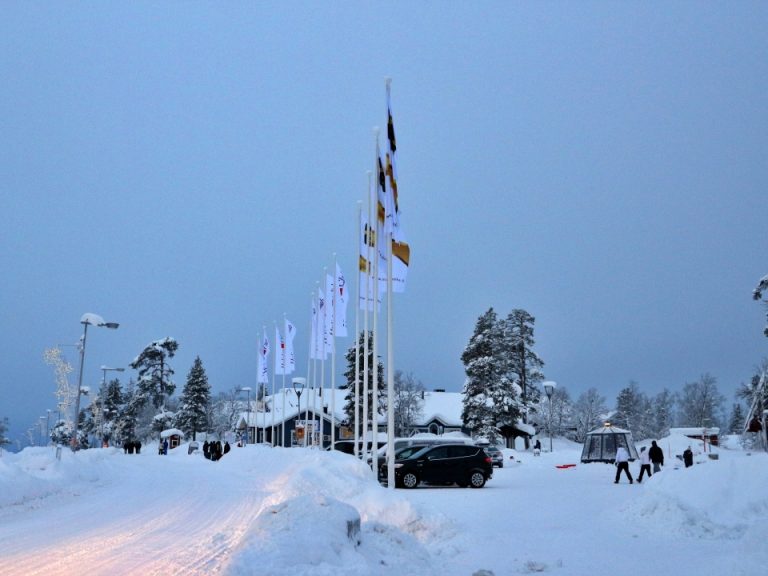 ホテル前に駐車場があります。