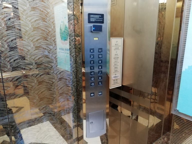 エレベーター内