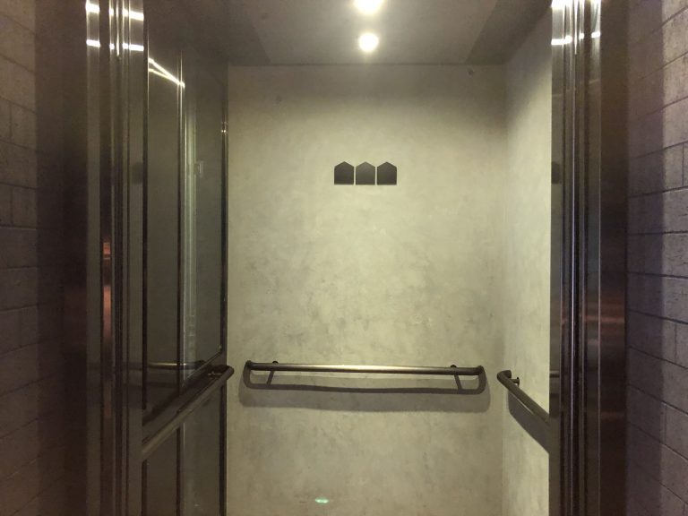 エレベーター内