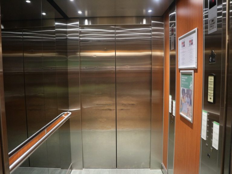 エレベーター内