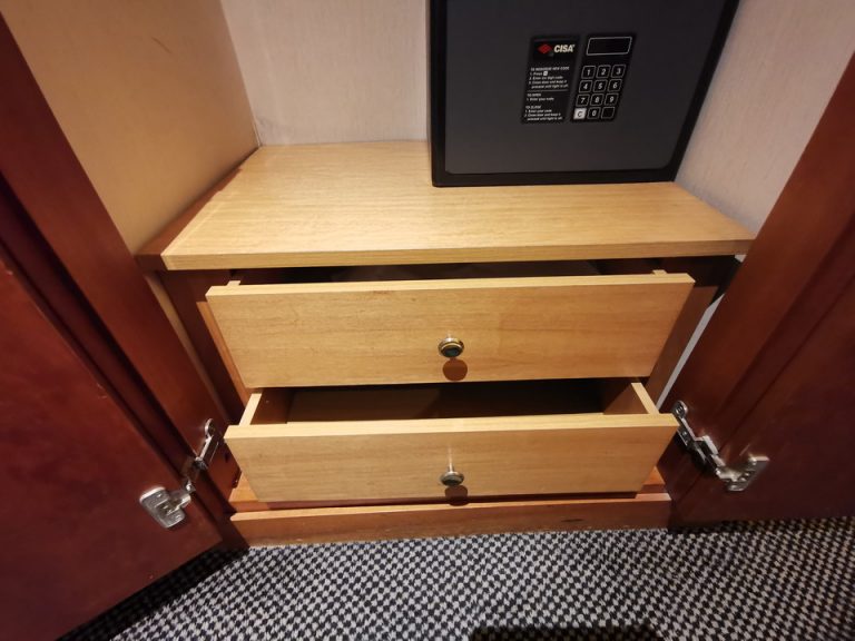 クローゼット下部は棚になっています