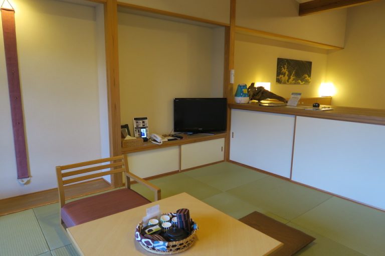 居間から見たテレビ