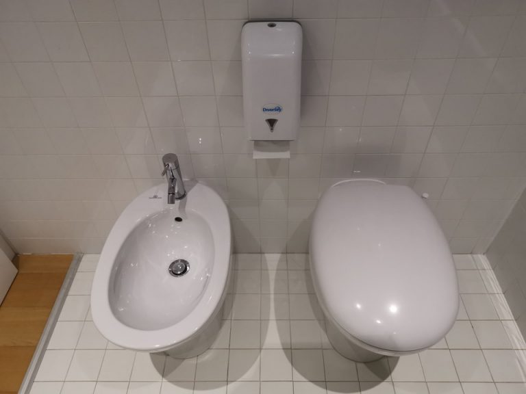 トイレとビデ