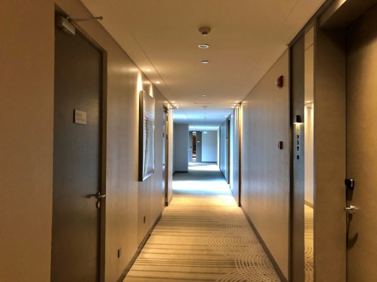 部屋の前の廊下2