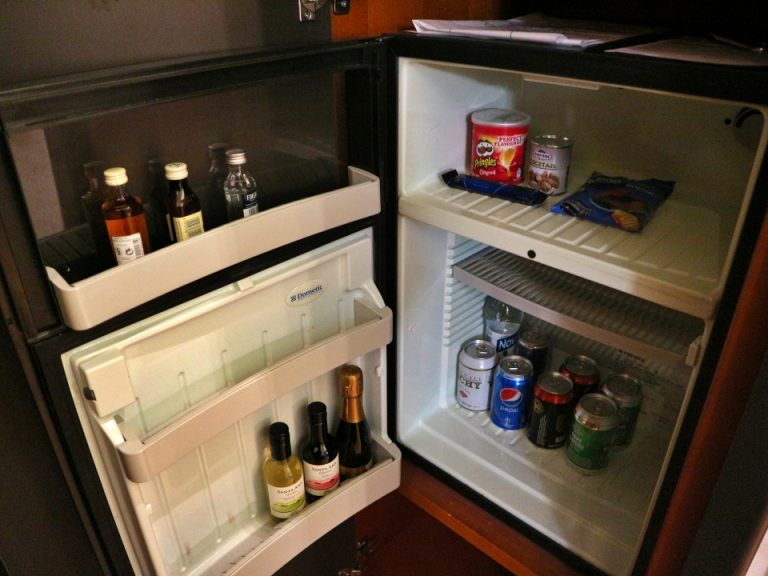 冷蔵庫にはお酒やジュースが豊富に用意されてました全て有料です。