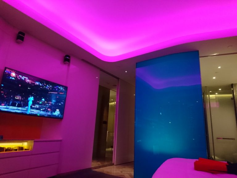 部屋の照明ピンク