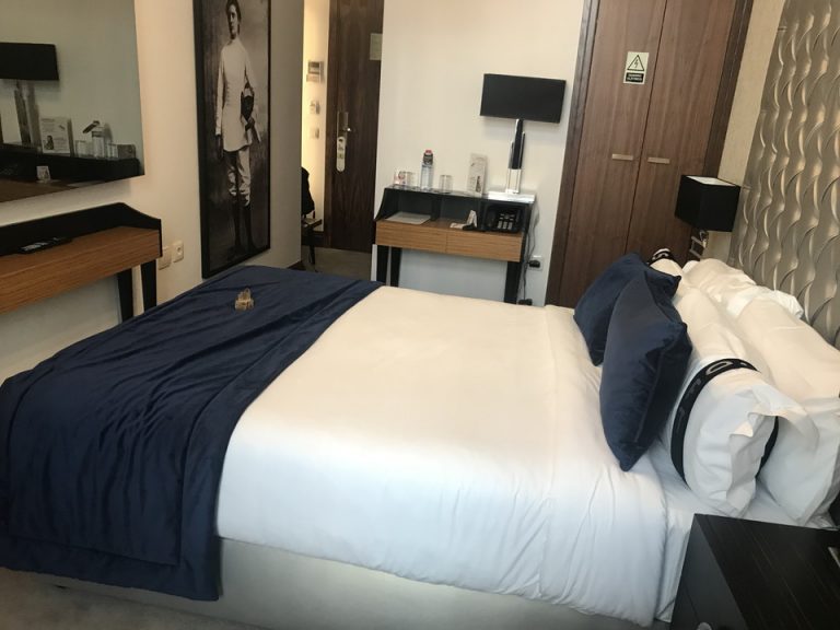 窓からのベッド