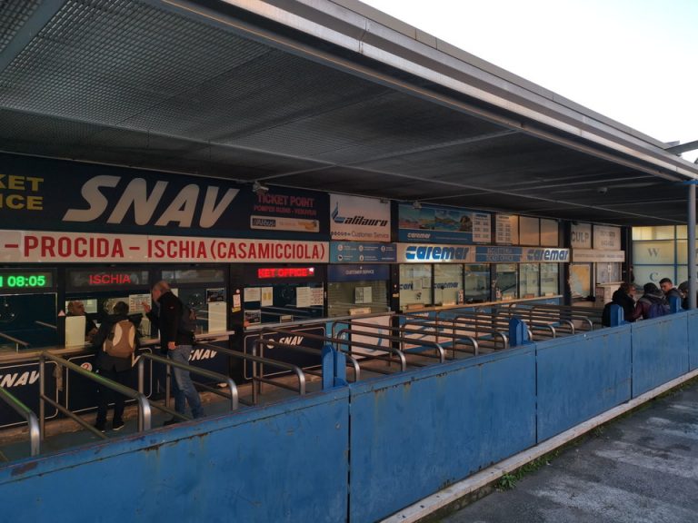 カプリ島行きの港