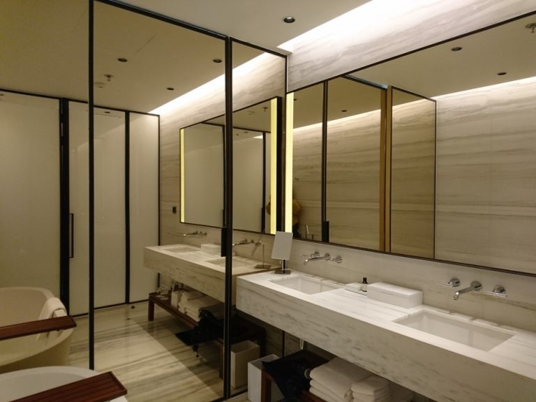 バスルーム内から入口(閉じた状態)