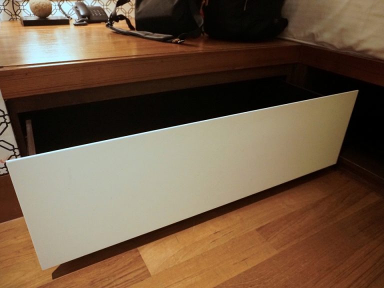 ベッド横の下にも収納スペースがあります