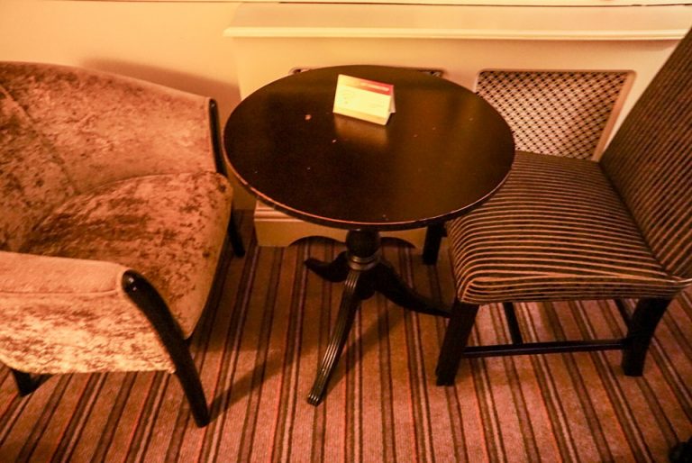 客室内にあるソファーとミニテーブルです