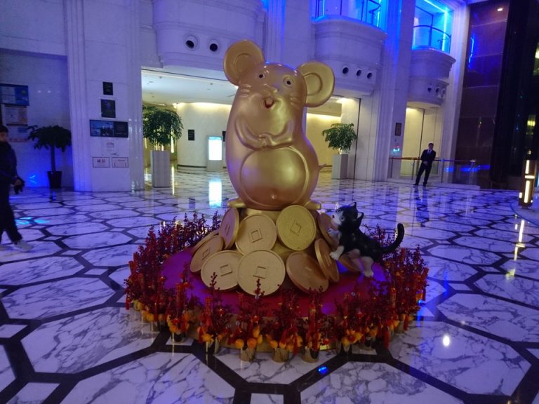 ロビー階ネズミのオブジェ