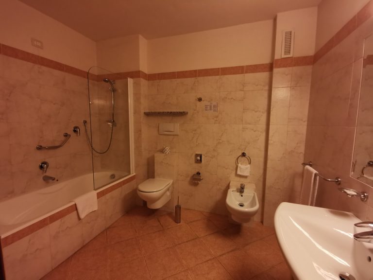 バスルーム入口から全景