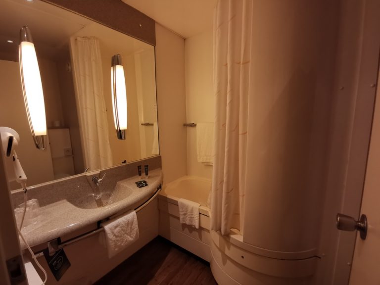 バスルーム入口から全景