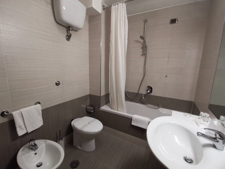 バスルーム入口から全景