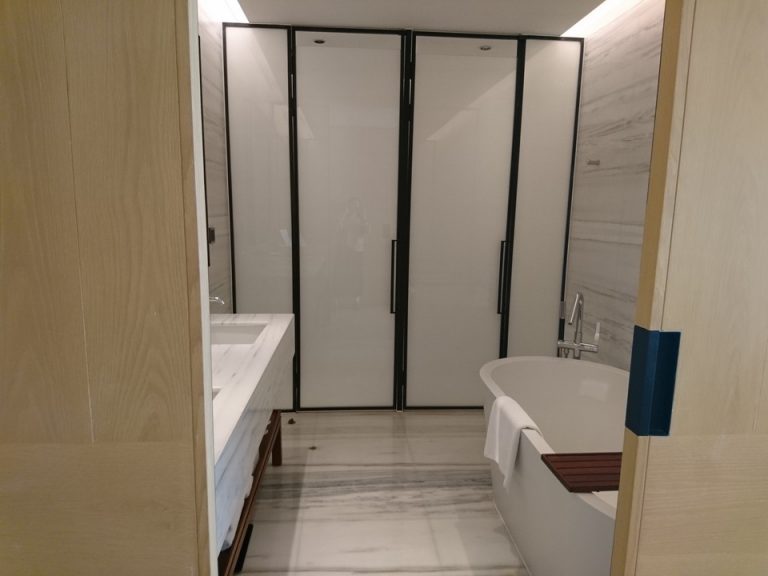 バスルーム入口から全景