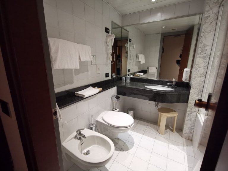 バスルーム入口から全景