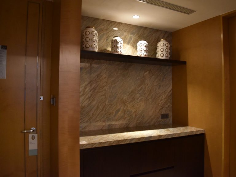 入り口わきの棚