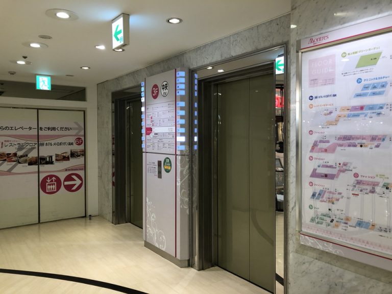 駅ビル内のエレベーターホール