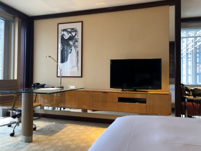 ベッドから見たテレビ