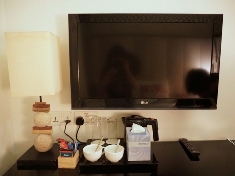 ベッドから見たテレビ