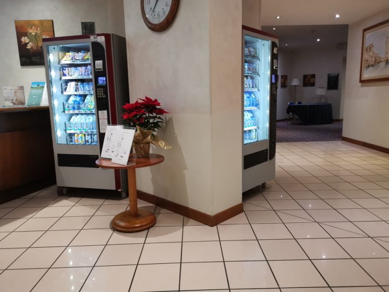 フロントカウンター横の自販機