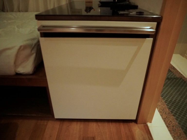 ベット足側の引き戸