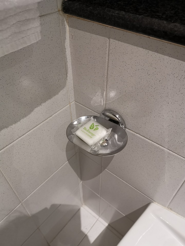 トイレ横のビデに使用する石鹸。使い方は不明です。