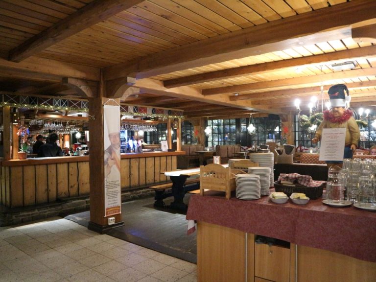 ホテルのフロント横にレストランがあります。