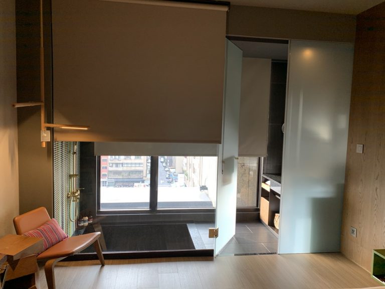 バスルーム入り口から全景