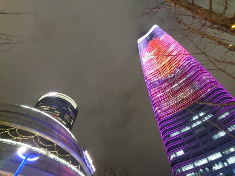 66階建てのオフィスビルとWホテル