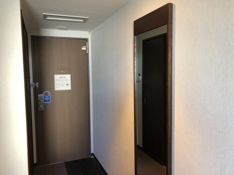 入り口方向 写真右側に姿見