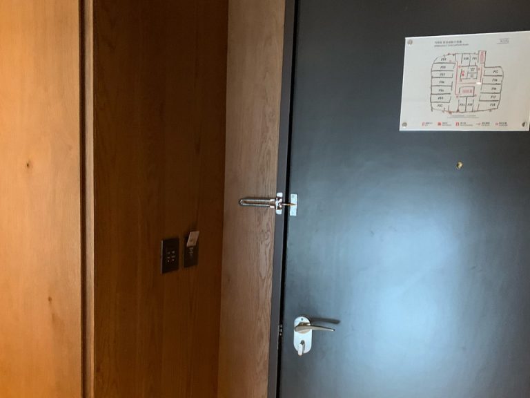 客室_客室名入口内観ドア