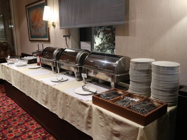 朝食はブュッフェ形式で好きな物が食べられます。オムレツやベーコンが温めてあります。