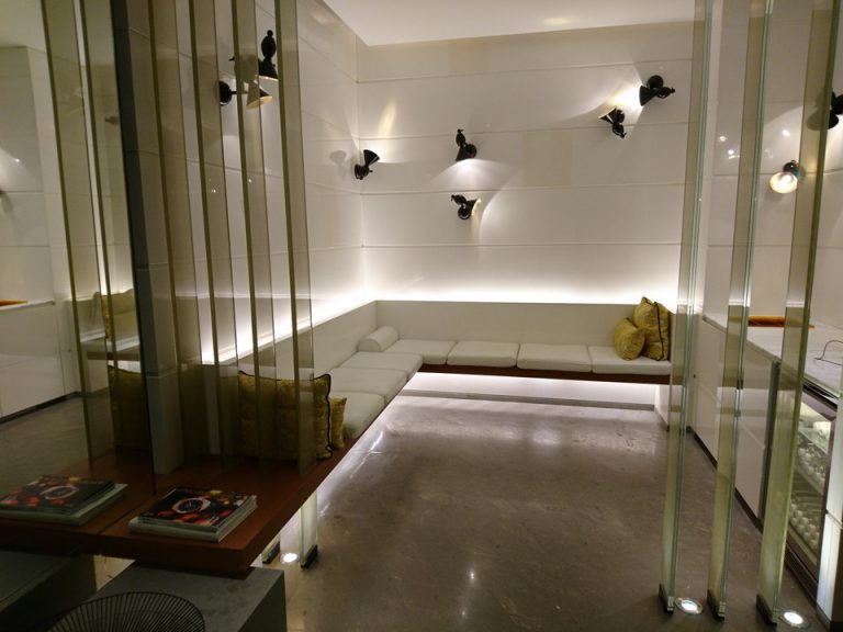 更衣室内ソファー