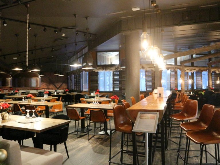 朝食会場兼レストラン