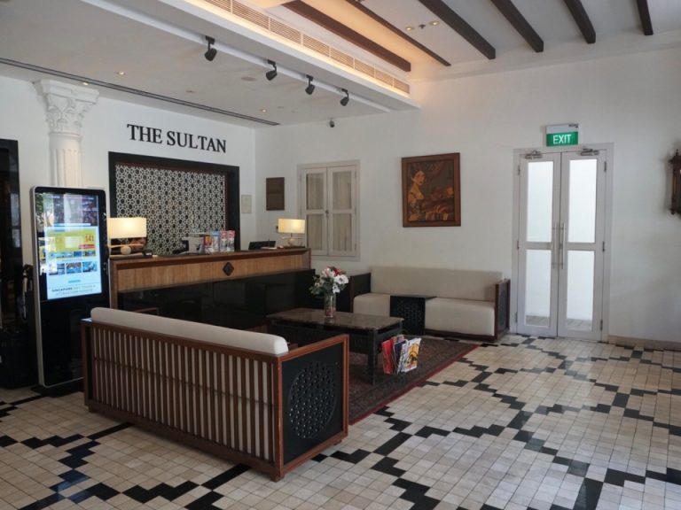 落ち着いた雰囲気のフロント