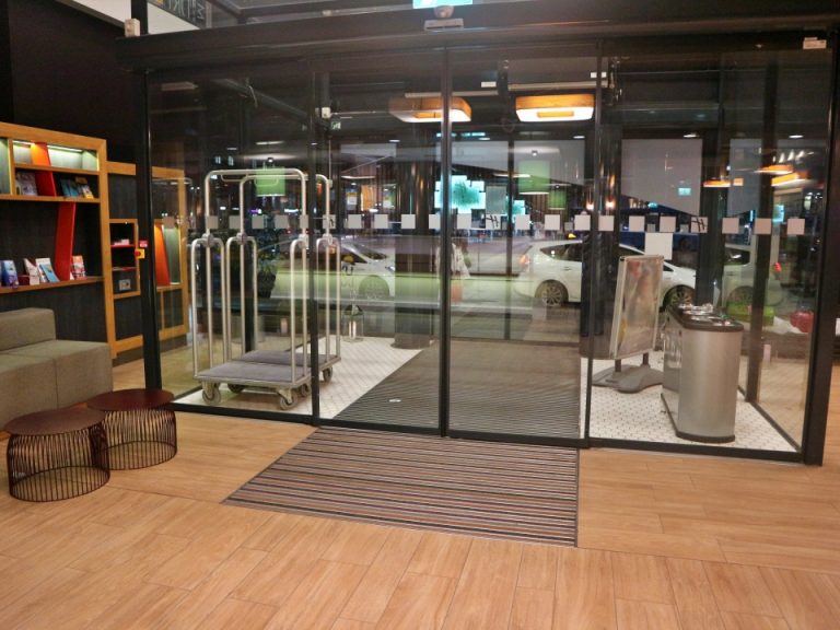 エントランス内観