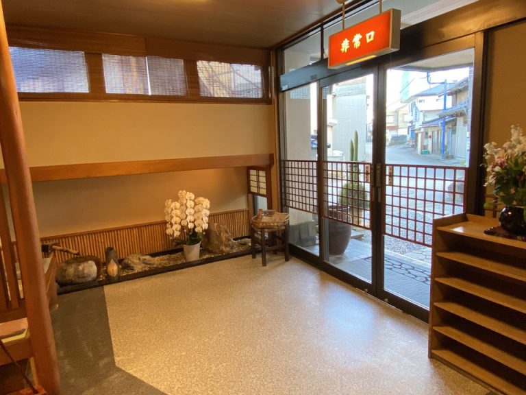 エントランス内観