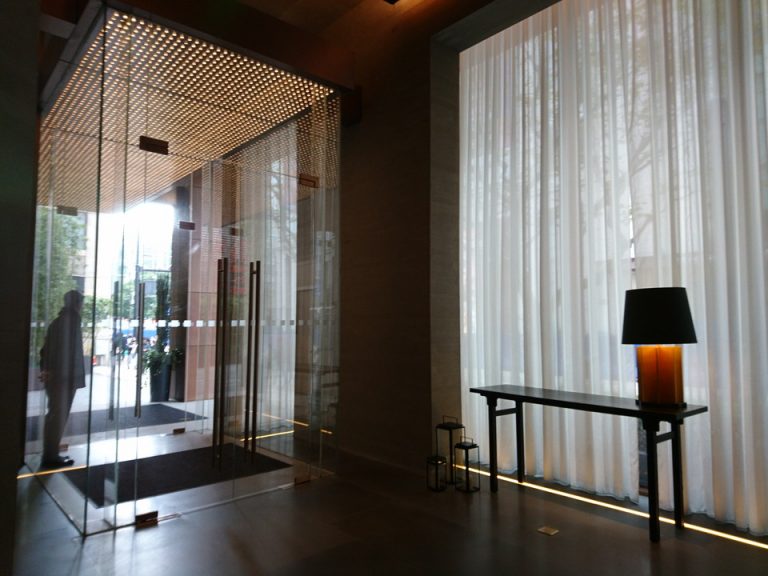 西エントランス内観