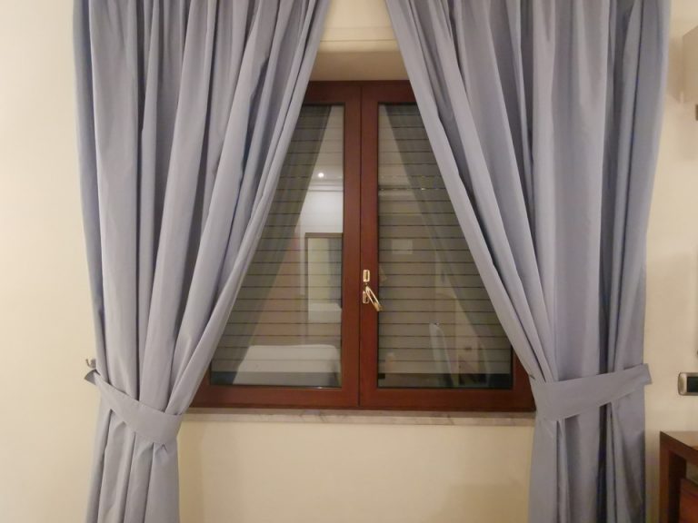 窓のシャッターを閉じた状態